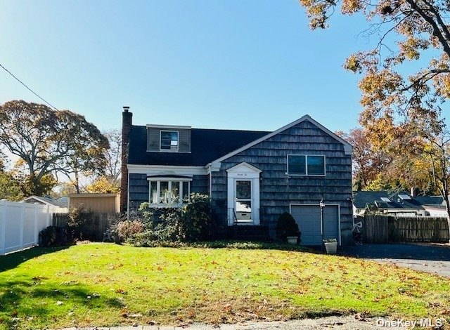 Wonderful opportunity to live in South Islip in this lovely - Beach Home for sale in Islip, New York on Beachhouse.com