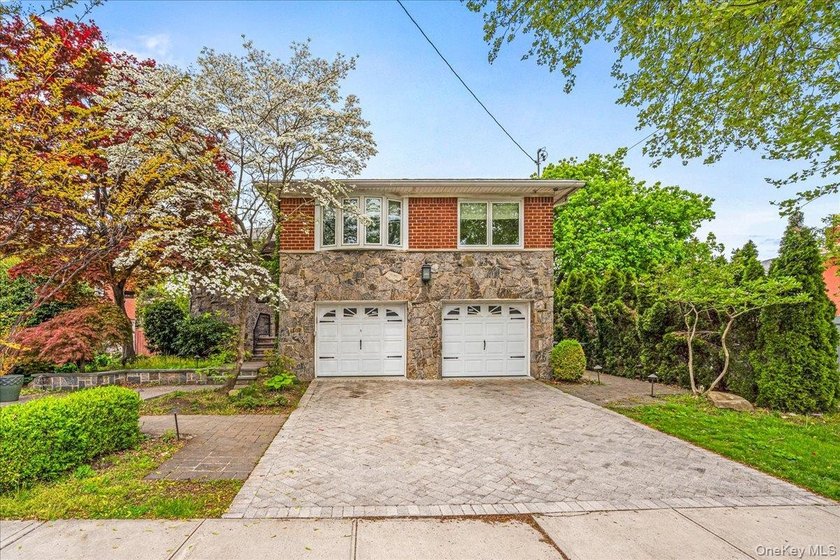 New to the market: 1 Family Custom - Built High Ranch set on a - Beach Home for sale in Malba, New York on Beachhouse.com