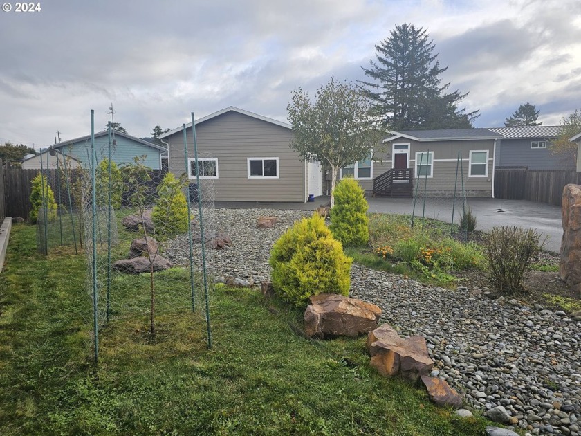 Immaculately maintained 2020 manufactured home on its own land - Beach Home for sale in Brookings, Oregon on Beachhouse.com