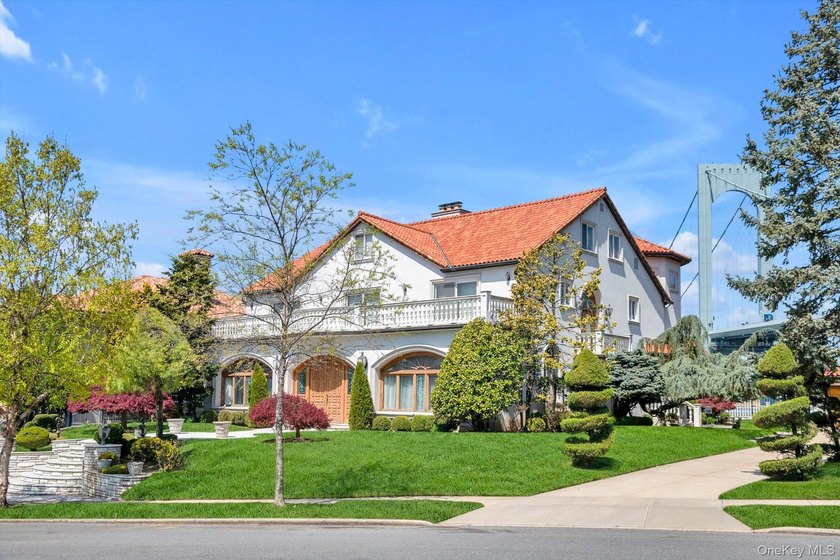 Set on a half-acre with 128 feet of direct waterfront, this 6 - Beach Home for sale in Malba, New York on Beachhouse.com