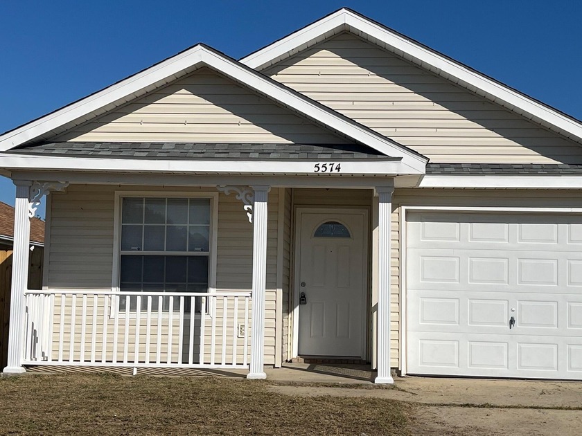 WINDOWS WILL BE REPLACED PRIOR TO CLOSING.! This is an adorable - Beach Home for sale in Gulf Breeze, Florida on Beachhouse.com