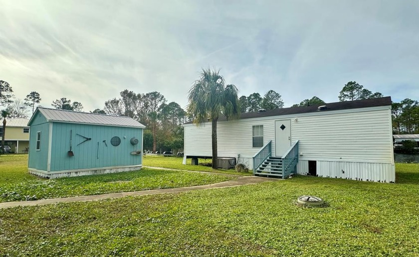 SUWANNEE TOWN!! Take a look at this 2 bedroom,1 bath mobile home - Beach Home for sale in Suwannee, Florida on Beachhouse.com