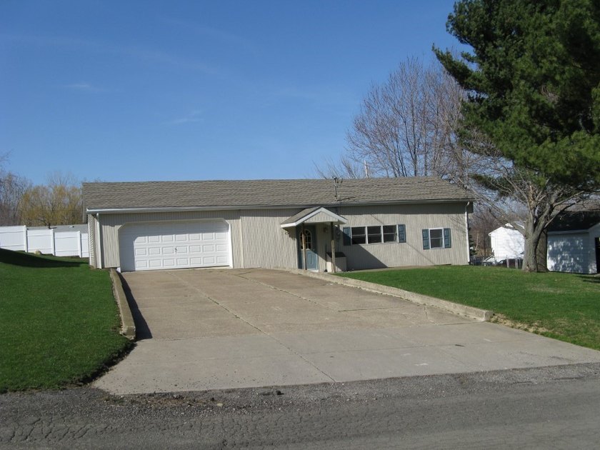 Welcome to this well-maintained 2-bedroom, 1 bath home featuring - Beach Home for sale in Erie, Pennsylvania on Beachhouse.com