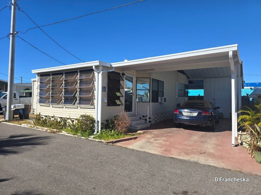 There's charming 2 bedroom, 2 bath. Large high vaulted ceiling - Beach Home for sale in South Pasadena, Florida on Beachhouse.com