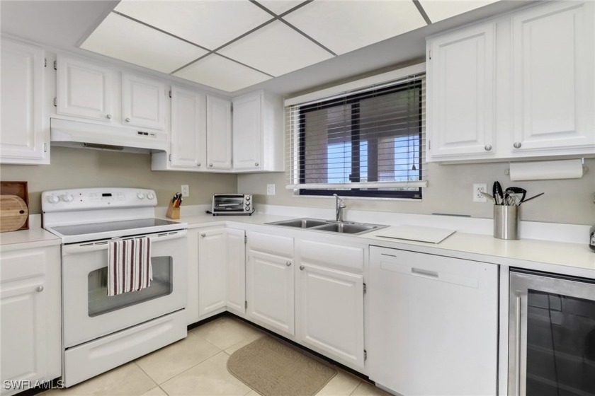 This LOCATION is IDEAL AND VERY SOUGHT AFTER!!  LAYOUT is also - Beach Condo for sale in Fort Myers, Florida on Beachhouse.com