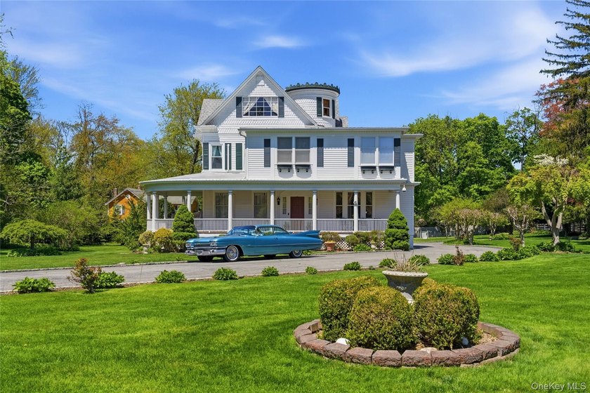 GLEN COVE. Behind gates and nestled on a picturesque property in - Beach Home for sale in Glen Cove, New York on Beachhouse.com