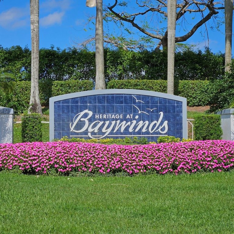This beautifully maintained 3/2- end unit villa offers the - Beach Home for sale in West Palm Beach, Florida on Beachhouse.com