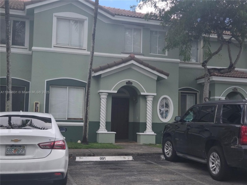 Great deal for investors! Lake view townhouse 3 bedrooms and 3 - Beach Townhome/Townhouse for sale in Homestead, Florida on Beachhouse.com