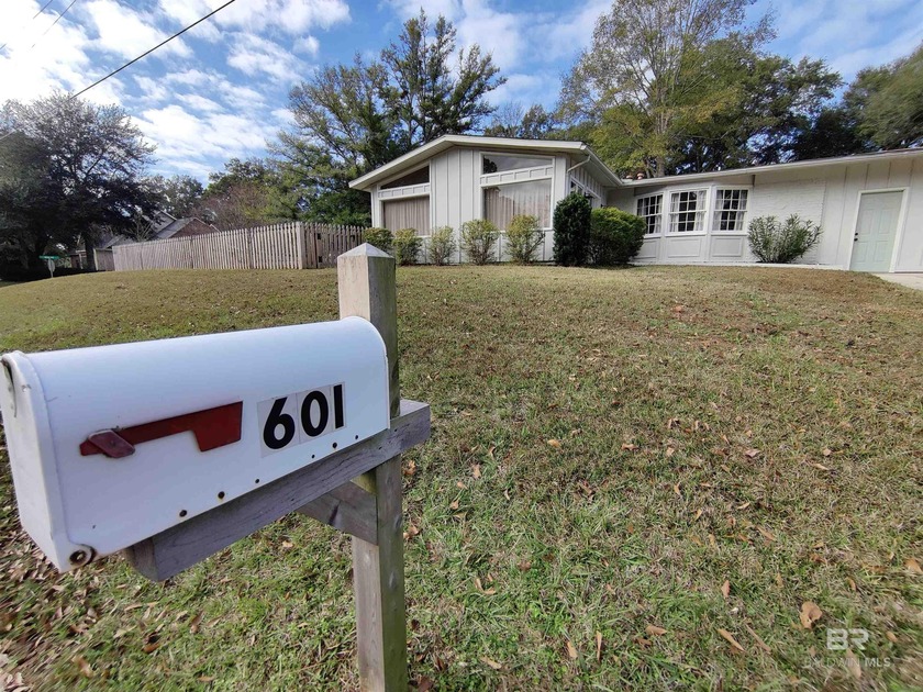 Lovely Downtown Fairhope cottage on DEEDED corner lot with nice - Beach Home for sale in Fairhope, Alabama on Beachhouse.com