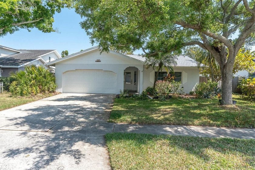 One or more photo(s) has been virtually staged. One or more - Beach Home for sale in St. Petersburg, Florida on Beachhouse.com