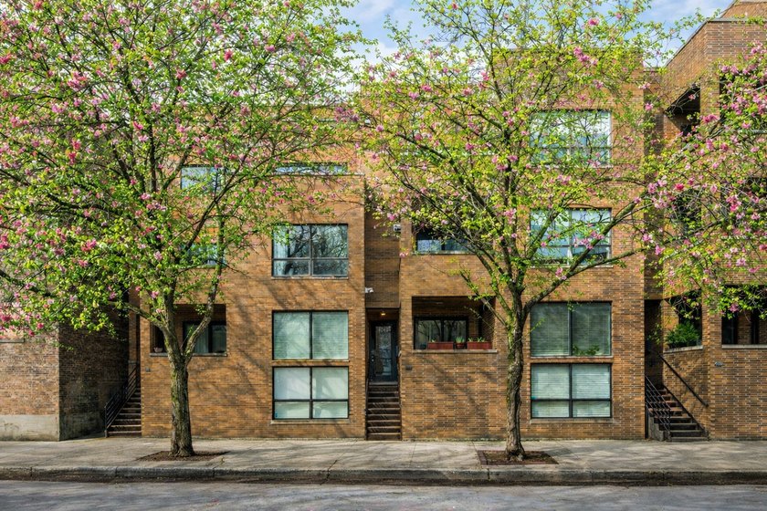 Situated on a quiet, one way street in the heart of Uptown, this - Beach Condo for sale in Chicago, Illinois on Beachhouse.com
