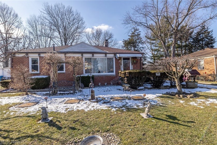 Brick ranch * Backs to park with fishing pond, pavilion, walking - Beach Home for sale in Avon, Ohio on Beachhouse.com