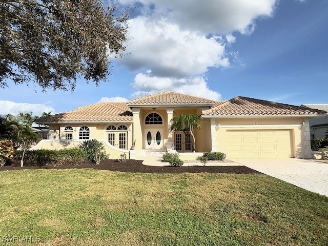 Experience lakeside luxury in Naples, FL! This spacious - Beach Home for sale in Naples, Florida on Beachhouse.com