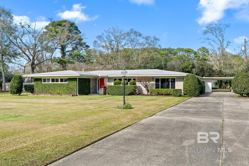 Stunning Fully Renovated Estate on Four Rare Park-View Lots in - Beach Home for sale in Foley, Alabama on Beachhouse.com
