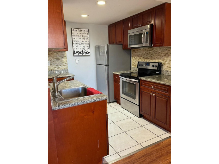 Beautifully renovated 2 bedrooms 1 and a half baths condo for - Beach Condo for sale in Miami, Florida on Beachhouse.com