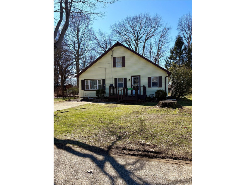 Charming 2-bedroom, 1-bath home nestled on a quiet, adorable - Beach Home for sale in Lake City, Pennsylvania on Beachhouse.com