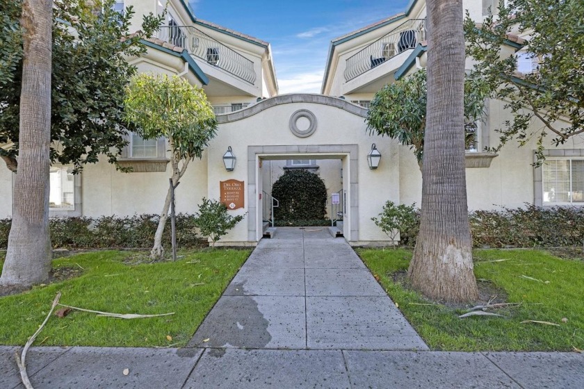 SPECTACULAR TOWNHOME STYLE CONDOMINIUM LOCATED IN THE HIGHLY - Beach Townhome/Townhouse for sale in Fremont, California on Beachhouse.com