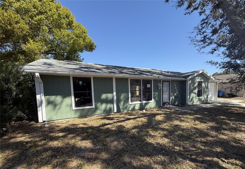 Charming home in the heart of Bradenton with NO HOA or CDD! This - Beach Home for sale in Bradenton, Florida on Beachhouse.com