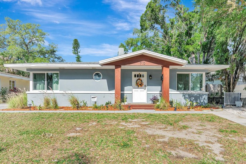 Under contract-accepting backup offers. Welcome to 710 31st St W - Beach Home for sale in Bradenton, Florida on Beachhouse.com