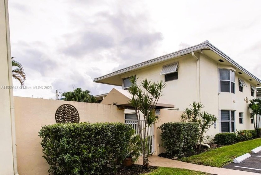 WOW!! Talk about LOCATION, LOCATION, PRICE & GREAT Opportunity - Beach Condo for sale in Fort Lauderdale, Florida on Beachhouse.com