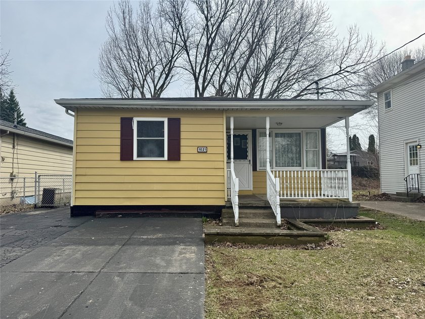 Solid 3-bedroom, 1-bath home with great potential! With a little - Beach Home for sale in Erie, Pennsylvania on Beachhouse.com