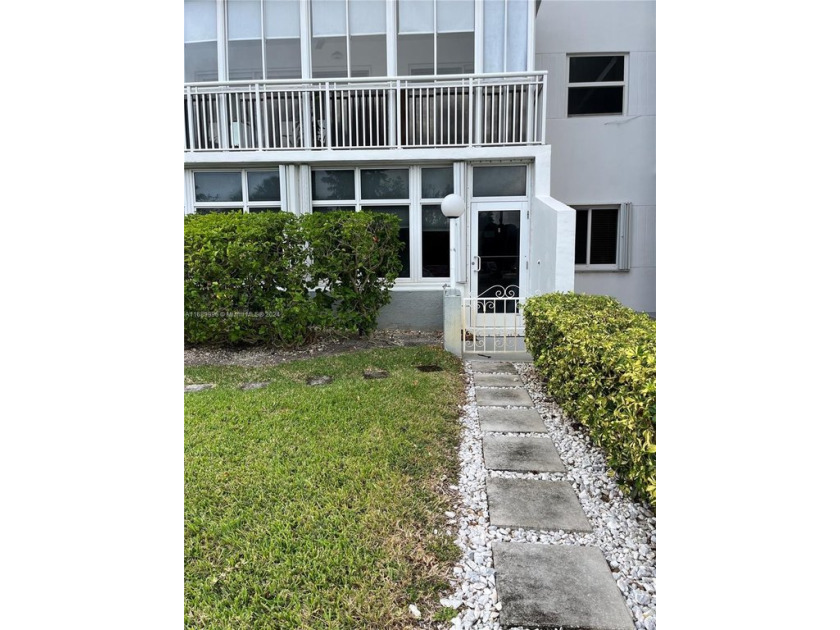 Spacious corner 2/2 unit with over 1600 sf, high ceilings - Beach Condo for sale in Hollywood, Florida on Beachhouse.com