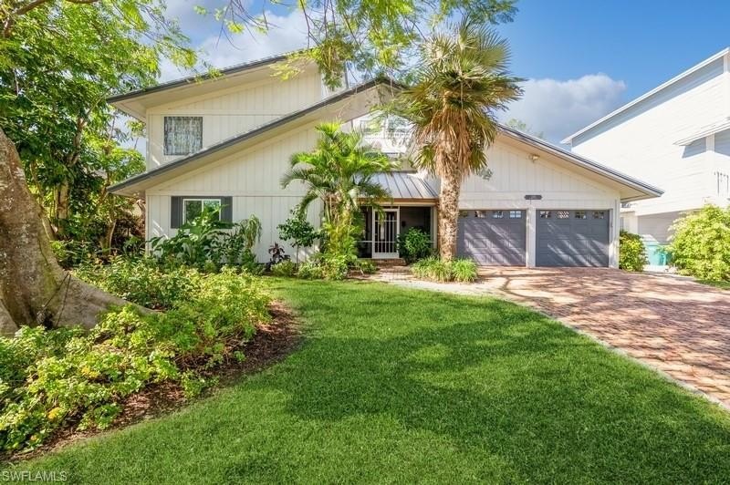 Location, location, location! Welcome to your tropical oasis - Beach Home for sale in Marco Island, Florida on Beachhouse.com