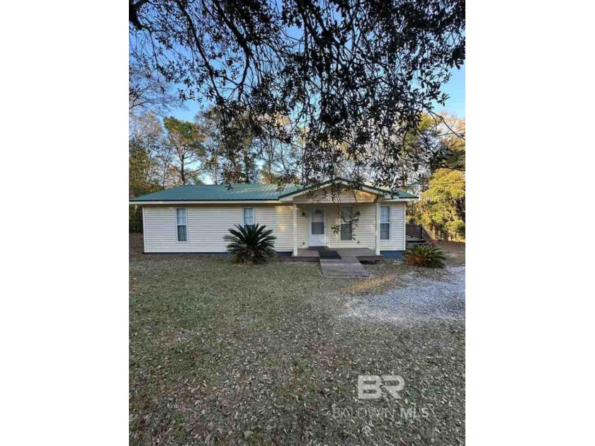Well-kept and move-in ready 3 bedroom, 1 bath home offering 1 - Beach Home for sale in Robertsdale, Alabama on Beachhouse.com