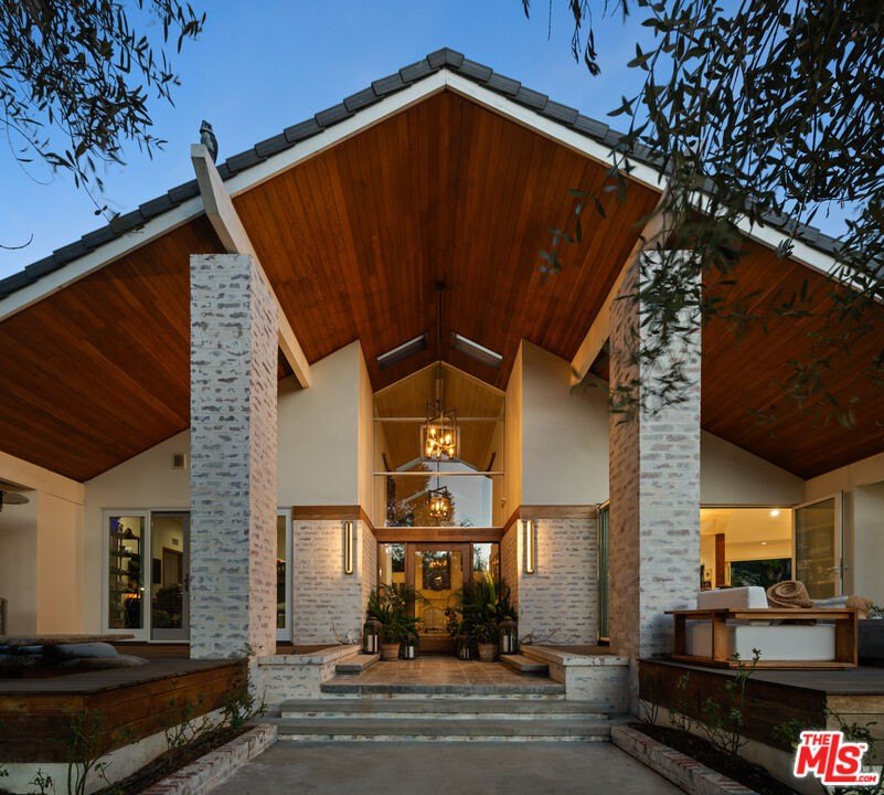 Tucked away in the exclusive, gated Serra Retreat of Malibu - Beach Home for sale in Malibu, California on Beachhouse.com