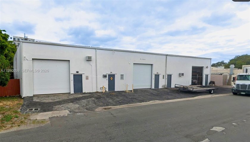Small bay investment opportunity in Dania Beach. 5 warehouse - Beach Commercial for sale in Dania, Florida on Beachhouse.com