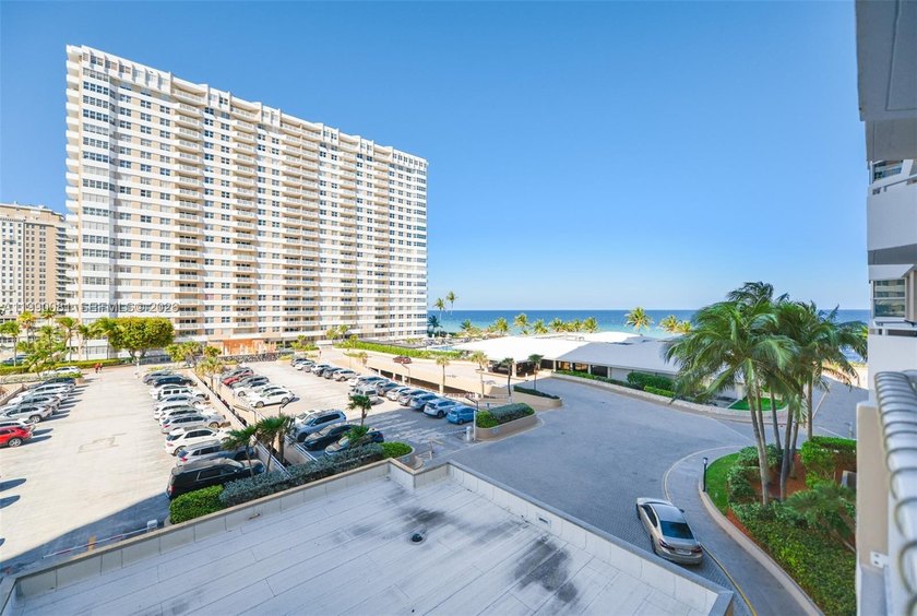 QUAINT AND BRIGHT REMODELED 1 BEDROOM, 1.5 BATHROOMS WITH OCEAN - Beach Condo for sale in Hallandale Beach, Florida on Beachhouse.com