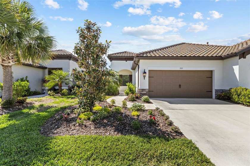 One or more photo(s) has been virtually staged. Is there a 2-bed - Beach Home for sale in Nokomis, Florida on Beachhouse.com