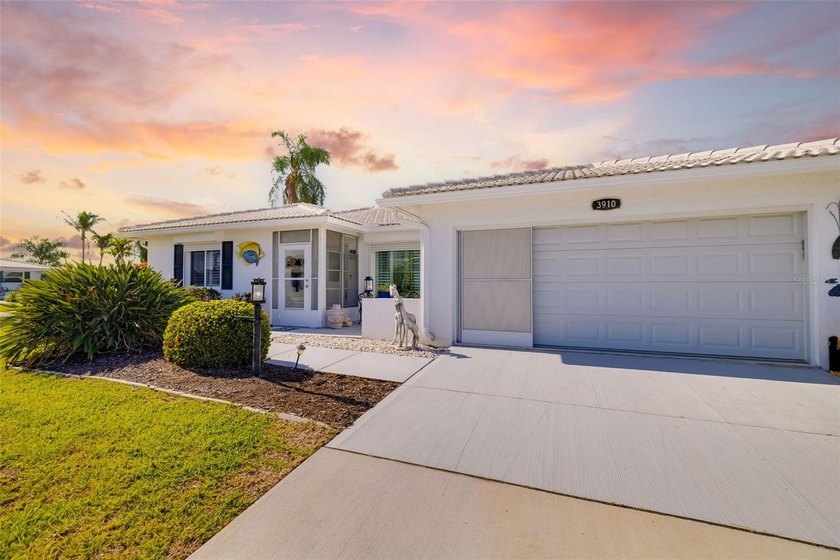 Water front for under $500,000.  Electric lift for your boat - Beach Home for sale in Bradenton, Florida on Beachhouse.com