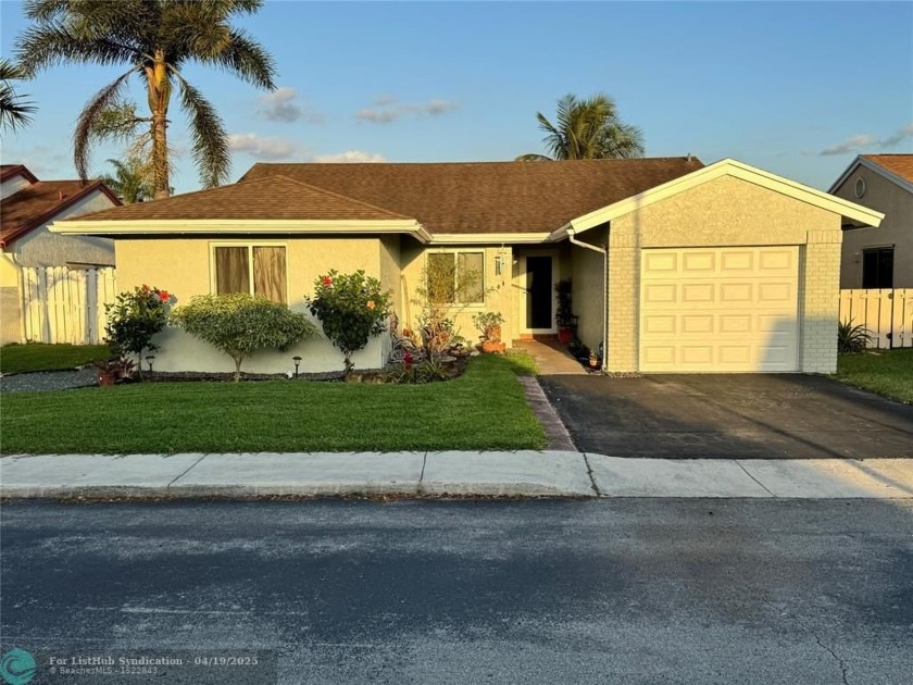 Come see this beautiful 3/2 on the lake in the sought after - Beach Home for sale in Davie, Florida on Beachhouse.com