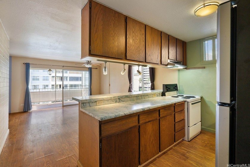 A large clean and bright studio in a great location in Waikiki - Beach Condo for sale in Honolulu, Hawaii on Beachhouse.com