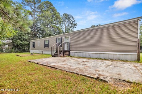 Charming 3-bedroom, 2-bath home nestled in the heart of Gautier - Beach Home for sale in Gautier, Mississippi on Beachhouse.com