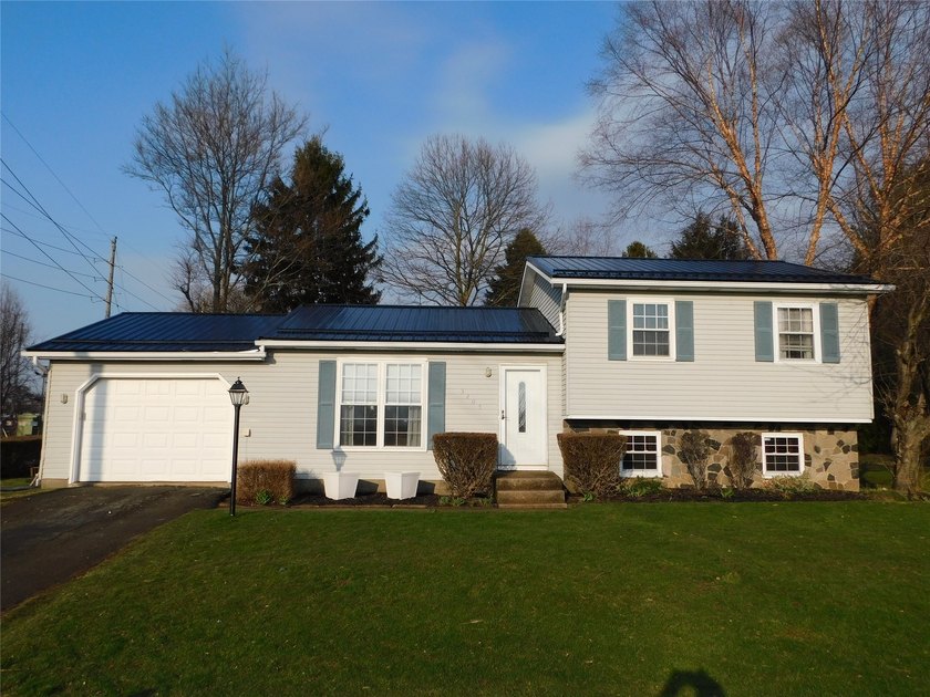 Welcome home to this well-maintained 3-4 bedroom, 2 (updated) - Beach Home for sale in Fairview, Pennsylvania on Beachhouse.com