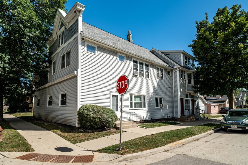 INCREDIBLE BAY VIEW LOCATION with this Super Rare 5-Unit - Beach Lot for sale in Milwaukee, Wisconsin on Beachhouse.com