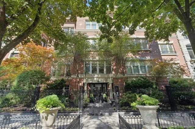 Multiples. Offers due 6 PM 3/15. Exceptional Gold Coast Vintage - Beach Condo for sale in Chicago, Illinois on Beachhouse.com