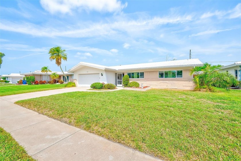 Under contract-accepting backup offers. Welcome to the sun - Beach Home for sale in Largo, Florida on Beachhouse.com