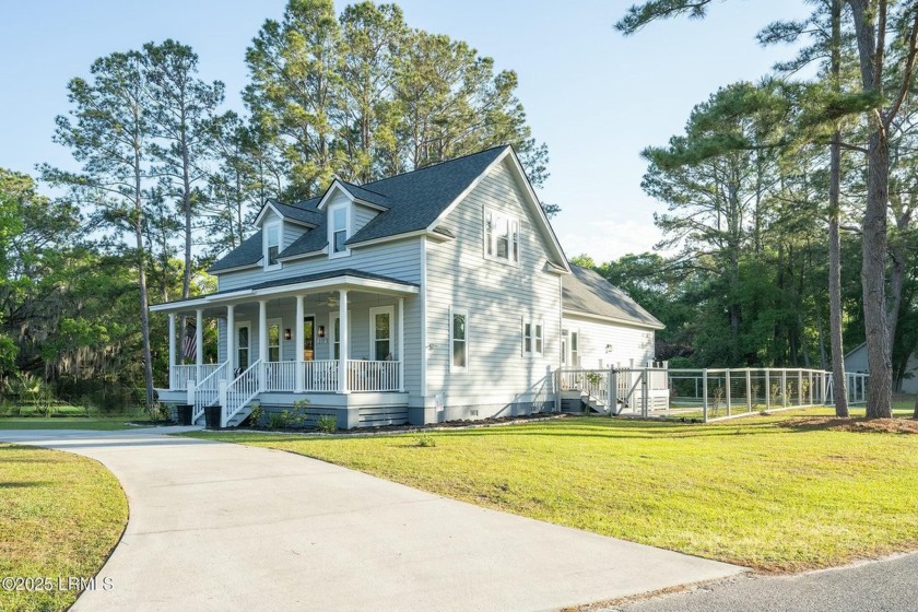 Welcome to your dream home in the heart of a beautiful golf - Beach Home for sale in Beaufort, South Carolina on Beachhouse.com