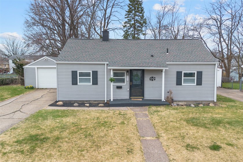 First-floor living with 3 bedrooms and 1 full bath. Features a - Beach Home for sale in Erie, Pennsylvania on Beachhouse.com