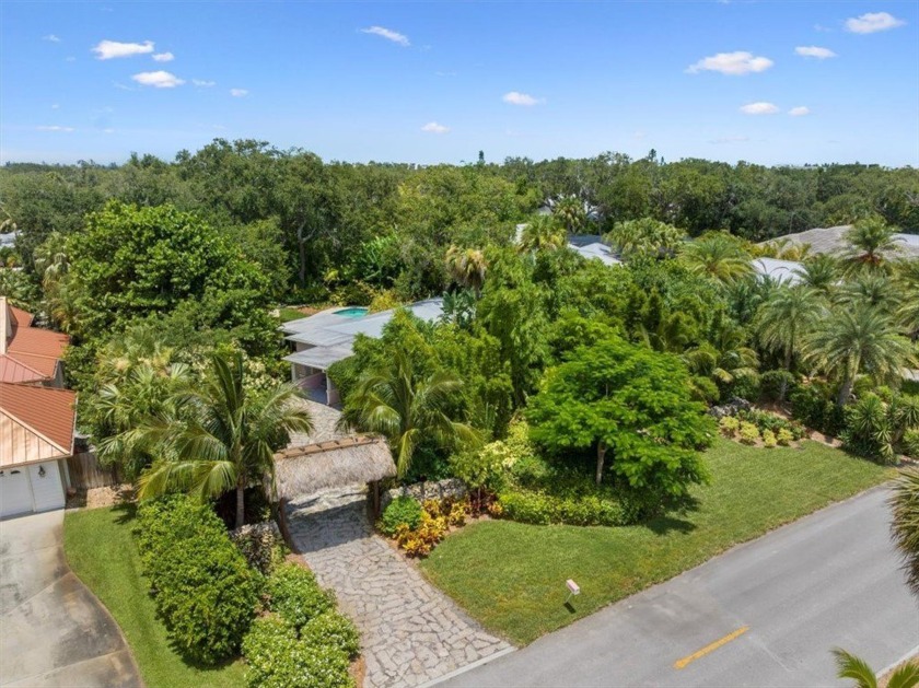 Tastefully renovated Central Beach home blending modern comfort - Beach Home for sale in Vero Beach, Florida on Beachhouse.com