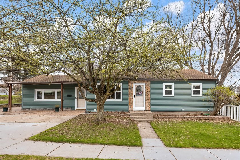 Welcome to easy, one-floor living in a great Upper Southeast - Beach Home for sale in Erie, Pennsylvania on Beachhouse.com