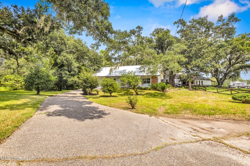 **Stunning Gulf Views in a Unique ''Carroll Ishee'' Front Beach - Beach Home for sale in Ocean Springs, Mississippi on Beachhouse.com