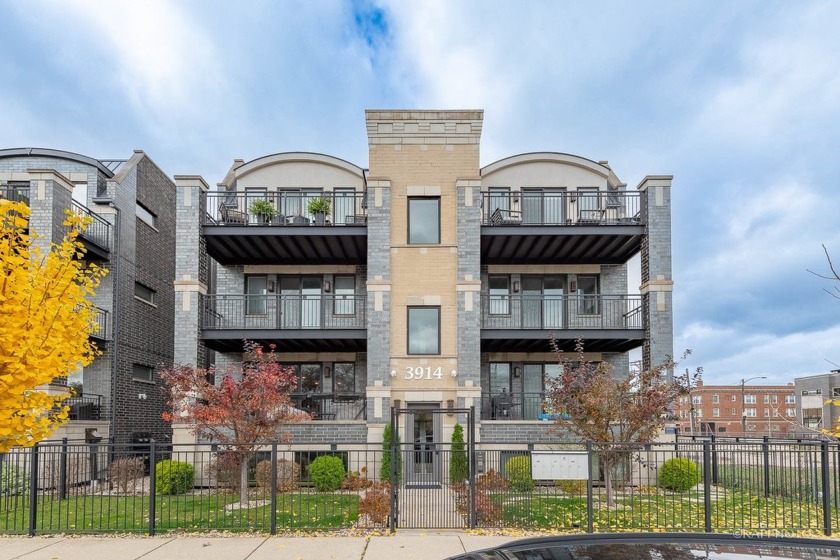 Live the dream in this exquisite newer construction 3 bed duplex - Beach Home for sale in Chicago, Illinois on Beachhouse.com