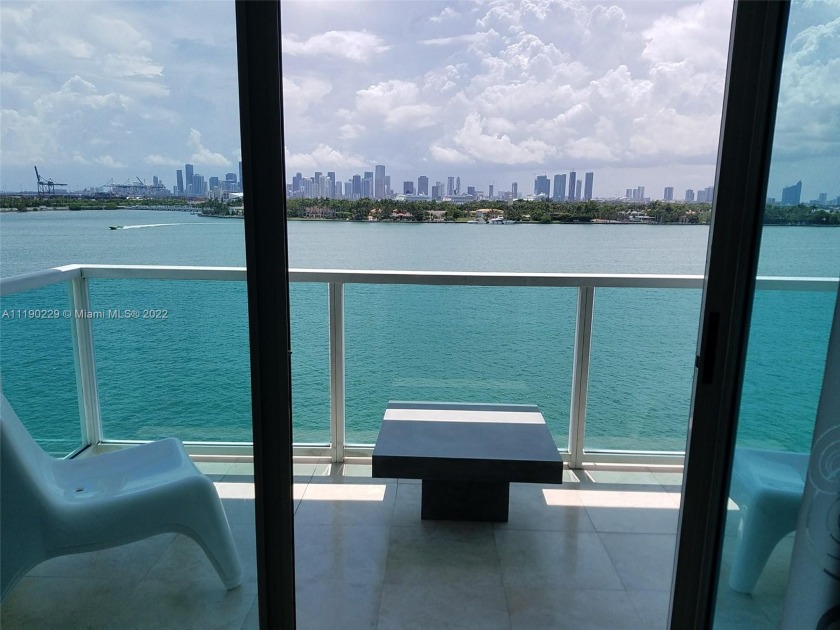 Spectacular DIRECT BAY and Miami Skyline view ! Completely - Beach Condo for sale in Miami  Beach, Florida on Beachhouse.com