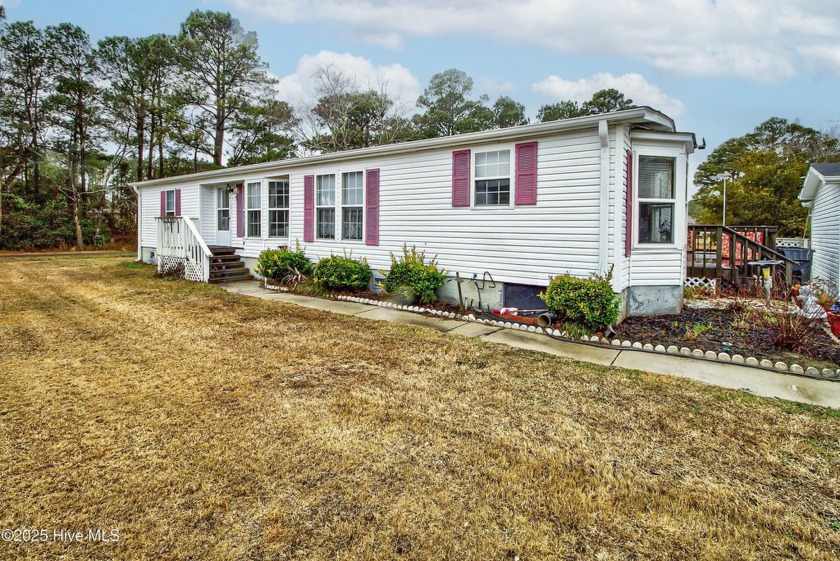 Welcome to this charming home in the coastal community of - Beach Home for sale in Hampstead, North Carolina on Beachhouse.com