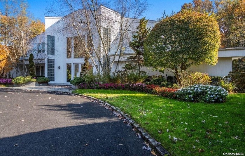 WELCOME TO THIS MAGNIFICENT CONTEMPORARY HOME IN A GATED - Beach Home for sale in Laurel Hollow, New York on Beachhouse.com