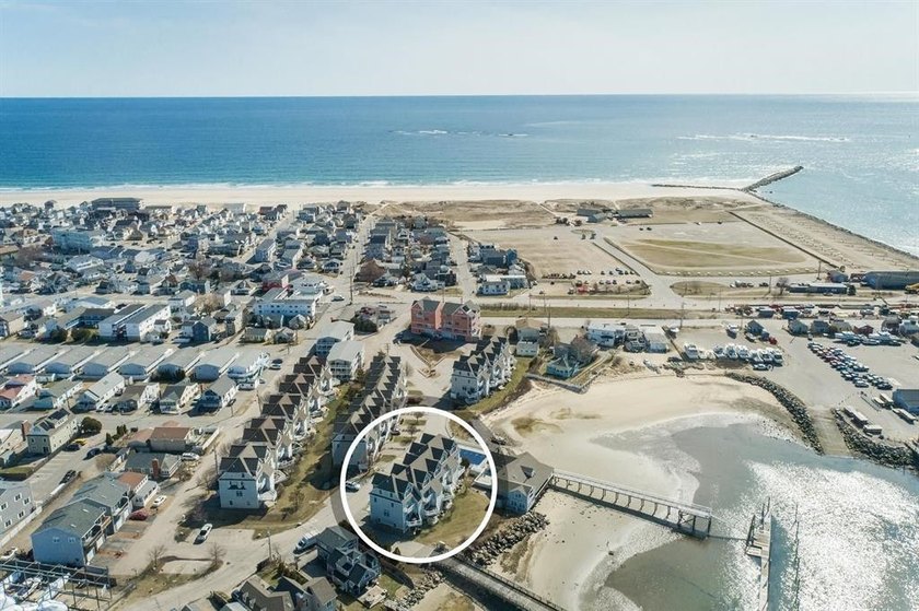 Welcome to Waterfront Living at 24 Harbor Road #4! Walk to - Beach Condo for sale in Hampton, New Hampshire on Beachhouse.com